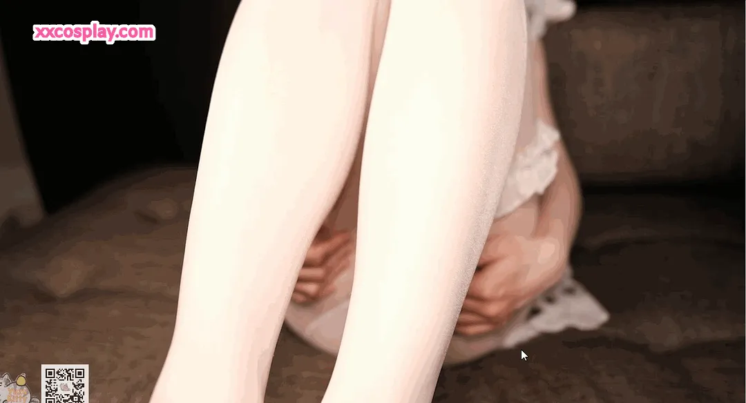 Yuzukitty: Seductive White Stockings Maid